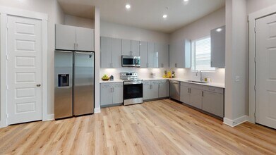 571 Lloyd's Rd in Little Elm, TX - Foto de edificio - Building Photo