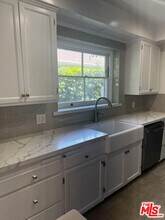 130 S Bowling Green Way in Los Angeles, CA - Building Photo - Building Photo