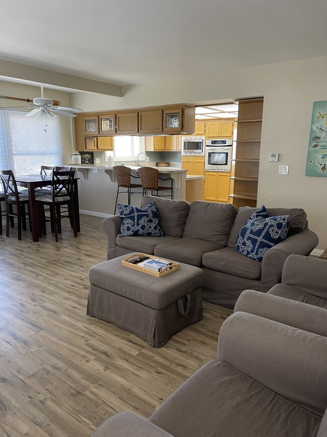 226 5th St in Seal Beach, CA - Foto de edificio - Building Photo