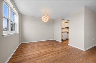 887 Farmington Ave in West Hartford, CT - Building Photo - Building Photo