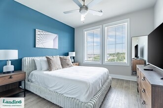 300 E Broad St, Unit 327 in Savannah, GA - Building Photo - Building Photo