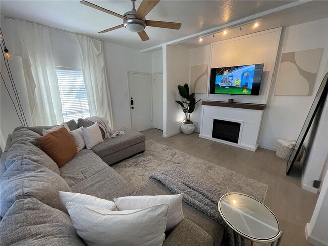 property at 739 E Oltorf St