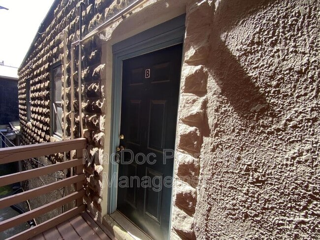 806 Caroline St