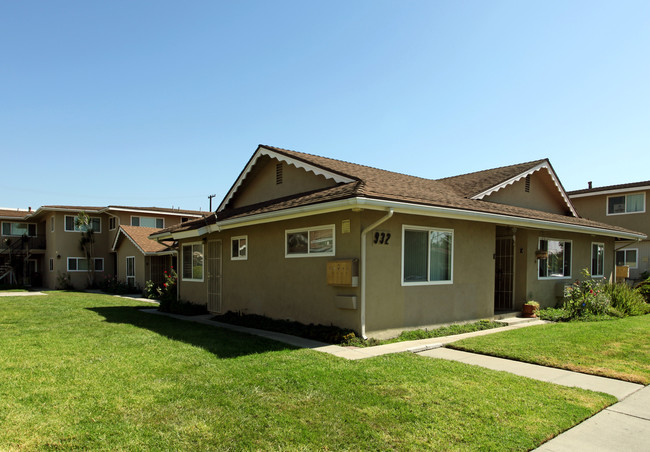 Villa Apartments in Anaheim, CA - Foto de edificio - Building Photo