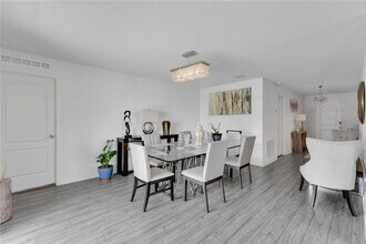 205 Cimarron Dr in Kissimmee, FL - Foto de edificio - Building Photo