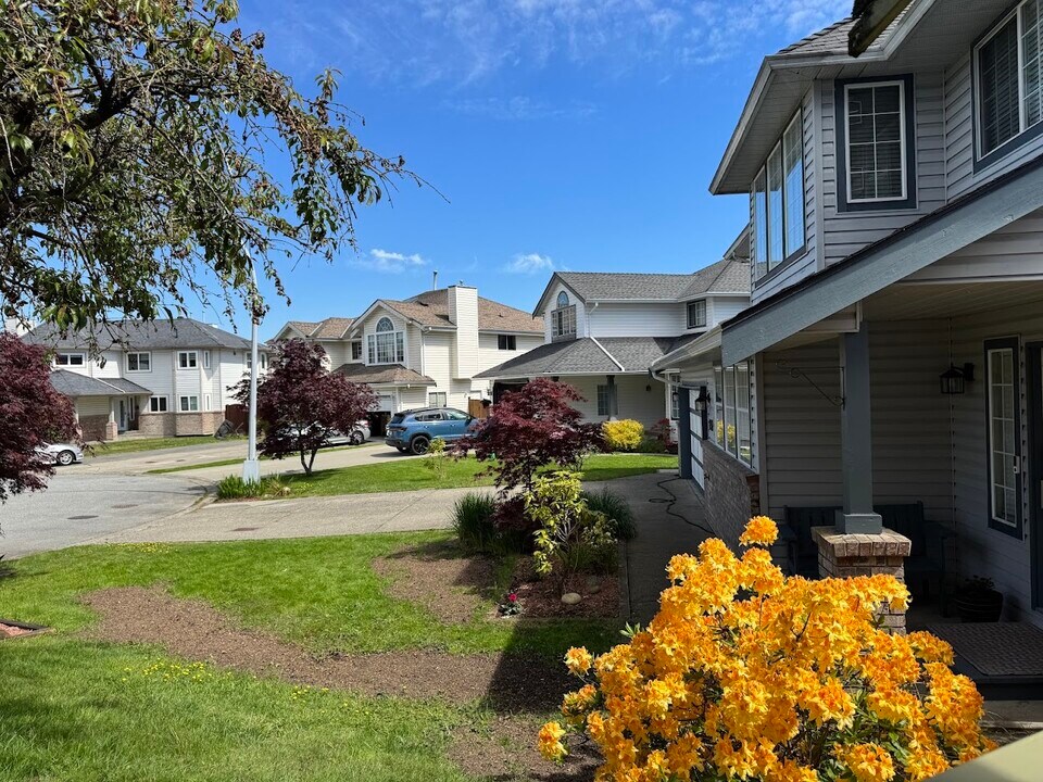 8969 160A St in Surrey, BC - Building Photo