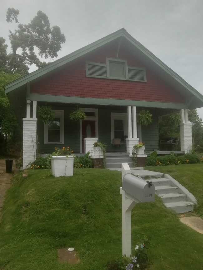 2137 E 2nd St in Montgomery, AL - Foto de edificio - Building Photo