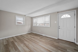 807 Thomas Ave in Ferguson, MO - Foto de edificio - Building Photo