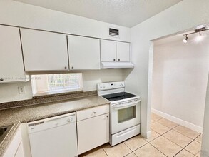 5201 Geneva Way, Unit 307 in Doral, FL - Building Photo - Building Photo