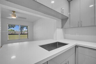 10015 NW 4th St in Pembroke Pines, FL - Building Photo - Building Photo