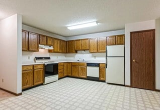 Eastmoor Apartments & Townhomes in Moorhead, MN - Building Photo - Building Photo