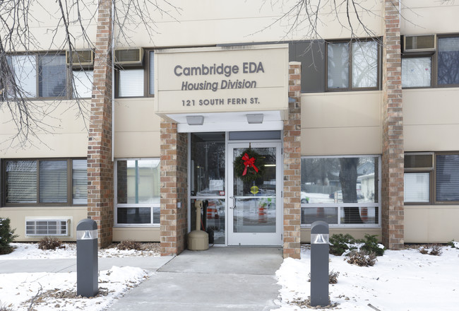 Bridge Park Apartments in Cambridge, MN - Foto de edificio - Building Photo