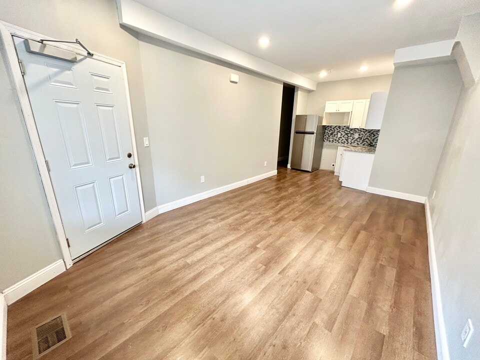 325 N 62nd St in Philadelphia, PA - Building Photo