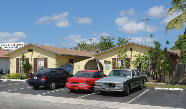 4040 NW 30th Ter in Fort Lauderdale, FL - Building Photo - Building Photo