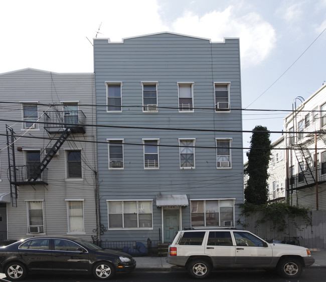 134 Frost St in Brooklyn, NY - Building Photo - Building Photo