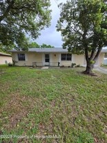 5143 Wellington Rd in Spring Hill, FL - Building Photo