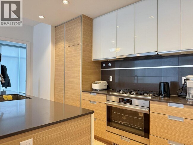 4688 Kingsway in Burnaby, BC - Building Photo - Building Photo