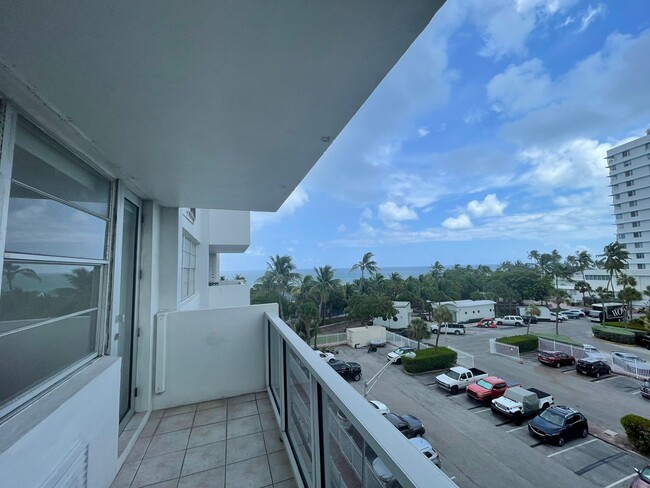 5313 Collins Ave, Unit 510 photo'