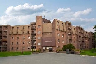 Pembridge Square in Kingston, ON - Building Photo