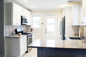 357 Gloria Pl in Franklin Square, NY - Building Photo - Building Photo