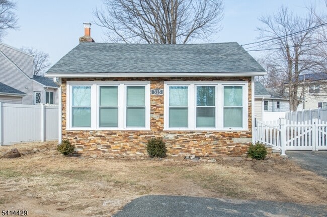 315 Lake Shore Dr in Parsippany Troy Hills, NJ - Building Photo - Building Photo