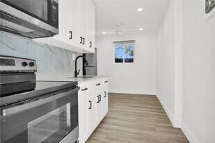 210 Beacom Blvd in Miami, FL - Building Photo