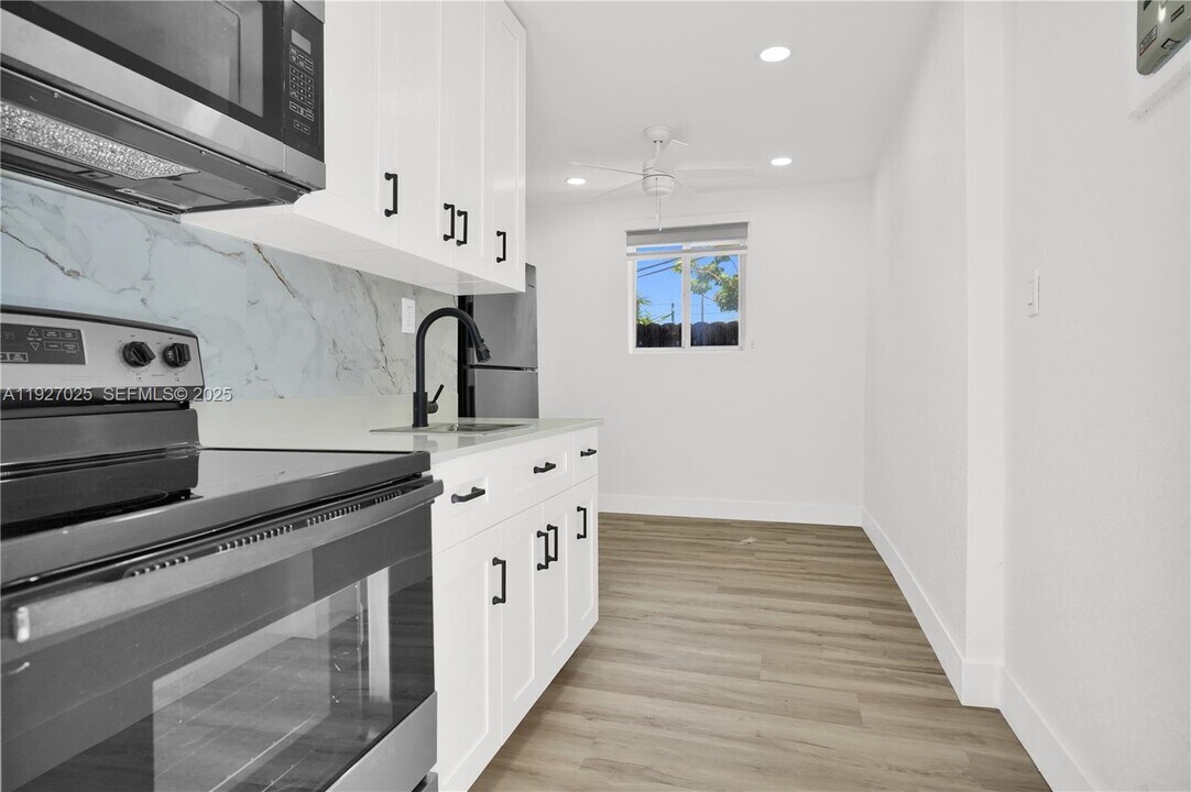 210 Beacom Blvd in Miami, FL - Building Photo