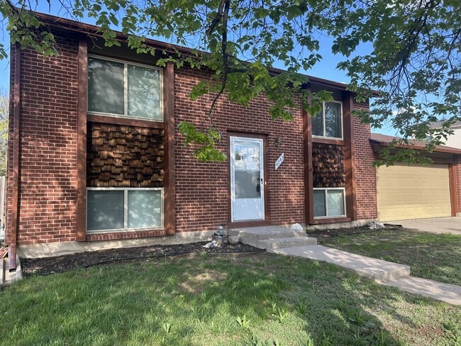 4743 S Ouray Way in Aurora, CO - Building Photo - Building Photo