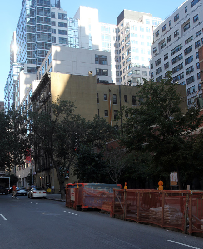 417 E 71st St in New York, NY - Foto de edificio - Building Photo
