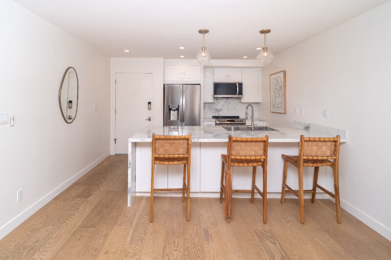 750 Kings Rd in Los Angeles, CA - Building Photo