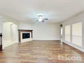 1608 Cowtown Dr in Mansfield, TX - Foto de edificio - Building Photo