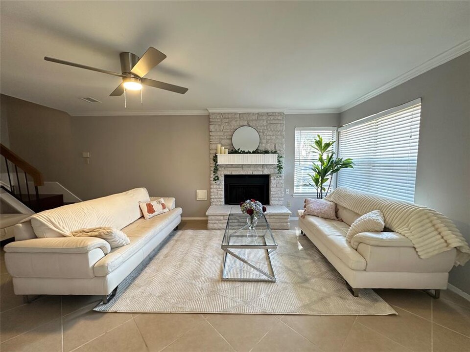 2711 Grants Lake Blvd in Sugar Land, TX - Building Photo