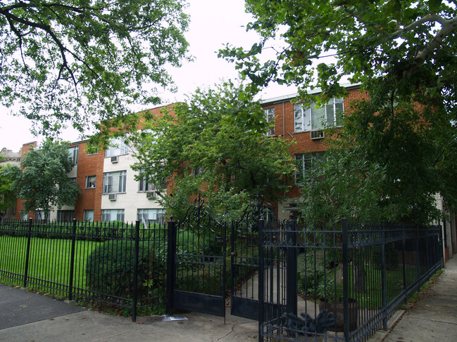 2600 W. Logan Blvd in Chicago, IL - Foto de edificio - Building Photo