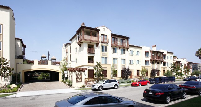 Royale Apartments in Westminster, CA - Building Photo - Building Photo