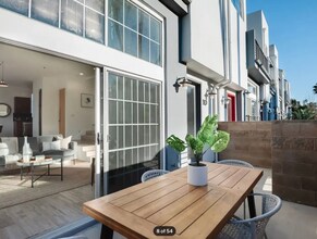 5400 Playa Vista Dr in Los Angeles, CA - Foto de edificio - Building Photo