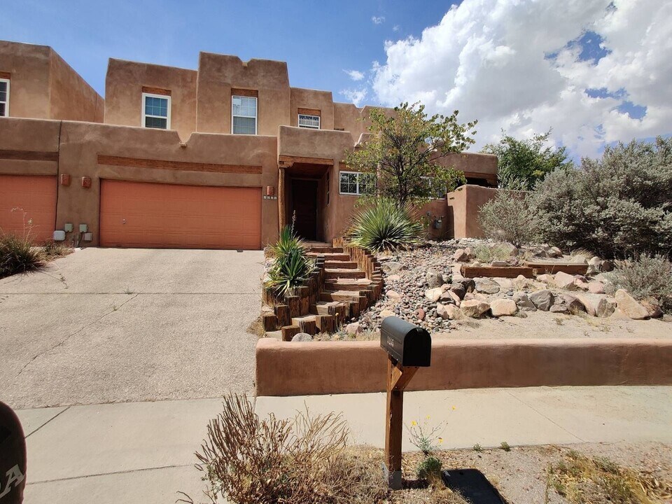 3255 Executive Hills Rd in Las Cruces, NM - Foto de edificio