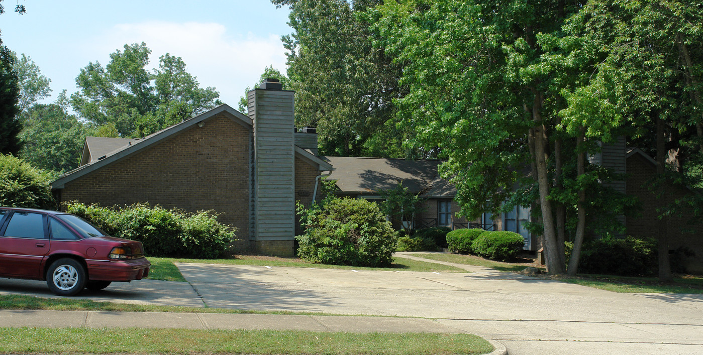 4716 Matt Dr in Raleigh, NC - Foto de edificio