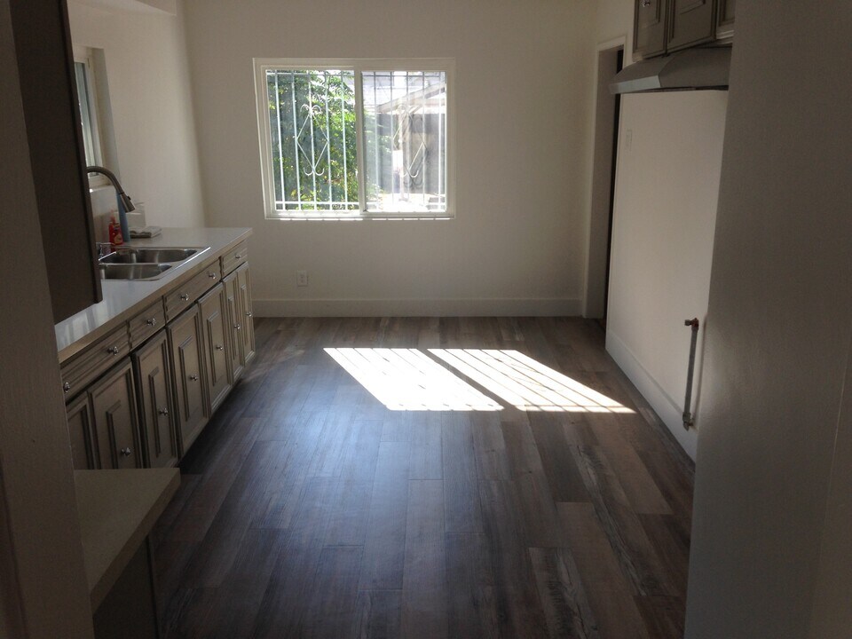 244 W 49th St in Los Angeles, CA - Building Photo