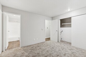 Saratoga in Everett, WA - Building Photo - Building Photo