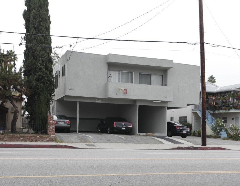 12325 Oxnard St in North Hollywood, CA - Building Photo