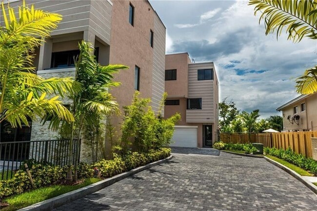 825 NE 17th Ter, Unit 4 in Fort Lauderdale, FL - Building Photo - Building Photo