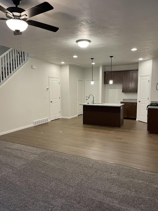 15135 S Reins Wy in Bluffdale, UT - Foto de edificio - Building Photo