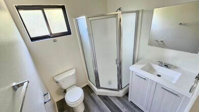 2241 Florencita Dr W in Montrose, CA - Foto de edificio - Building Photo