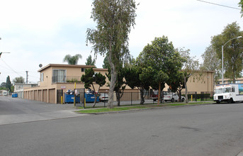 2070 S Mountain View Ave in Anaheim, CA - Building Photo - Building Photo