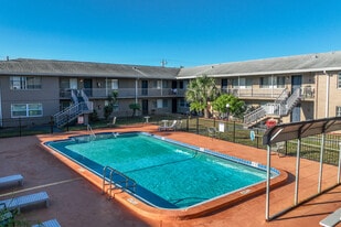 Midway Court Apartments in Clearwater, FL - Building Photo