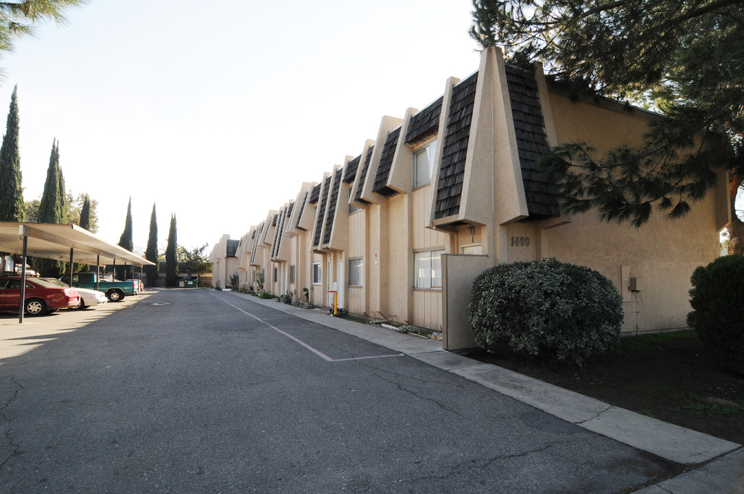 1400 Floyd Ave in Modesto, CA - Foto de edificio