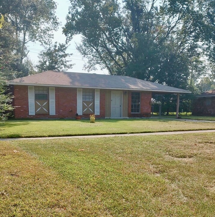 2317 Cedarcrest Ave in Baton Rouge, LA - Building Photo
