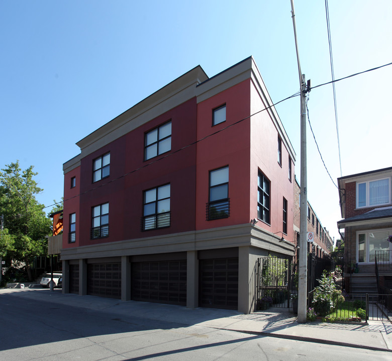 200 Clinton St in Toronto, ON - Building Photo