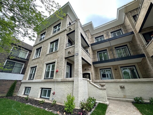 property at 4338 N Clarendon Ave