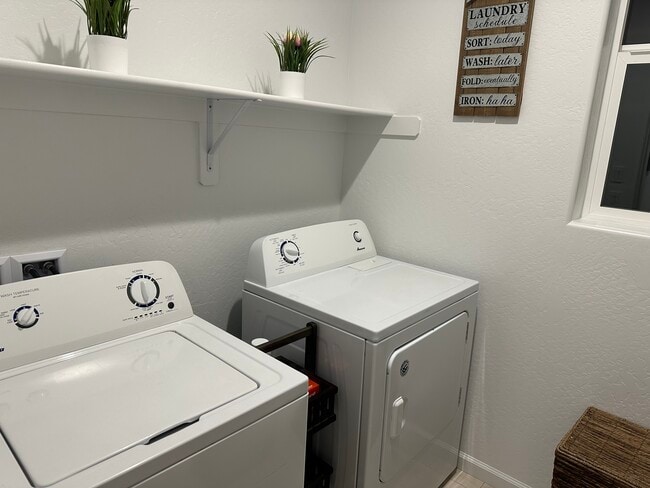 1221 W Payson Ave in Visalia, CA - Building Photo - Building Photo